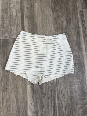 Lulu's Qroove Queen White Striped Skort
